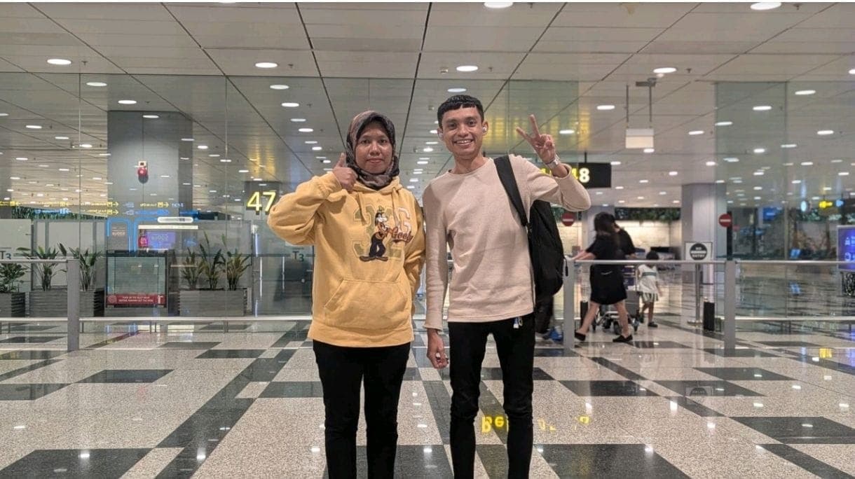 Fitria, the first caregiver of the pilot, with Sam Syahrul on her arrival at Changi Airport