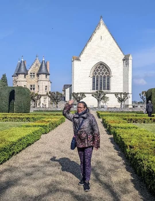 A helper in front of a château in France